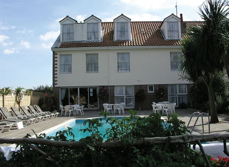 Beachcombers Hotel Grouville Exterior foto